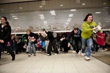 Compradores entrando en un centro comercial de Ohio tras largas horas de espera. | Foto: Bloomberg