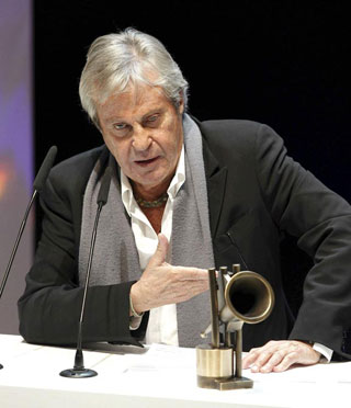 El compositor juan carlos caldern tras recibir el premio de honor durante la gala de entrega de los XIV Premios de la Msica