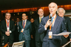El presidente de GA&P, Gonzalo Ulloa pronunciando el discurso de bienvenida en la inauguracin de la firma.