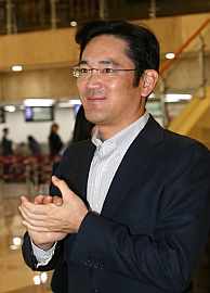 Fotografa de archivo del 3 de diciembre de 2012 de Lee Jae-yong, hijo del director de Samsung, Lee Kun-hee, en un aeropuerto de Gimpo (Corea del Sur). Lee Jae-yong asume desde hoy, mircoles 5 de diciembre de 2012, la subdireccin de Samsung.