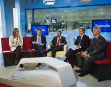 Gumpert, Cremades, Garca-Len (moderador), Hernndez-Gil y Pelez, en el plat de televisin durante el debate.