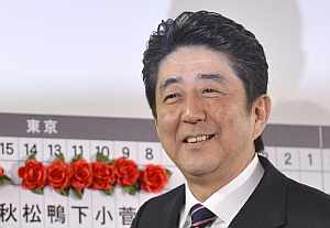 Shinzo Abe, el lder del Liberal Democratic Party (LDP) y ex Primer Ministro de Japn, sonre en la sede del partido tras la victoria que le permitir volver al poder
