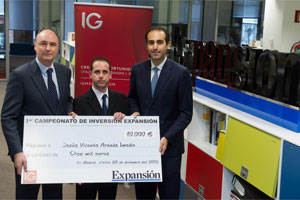 El ganador, Jess Vicente Aranda, recibe el cheque de 10.000 euros, de manos de Pedro Biurrun, subdirector de EXPANSIN, y Fouad Bajjali, director general de IG, patrocinador del campeonato.