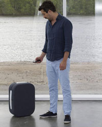 HOP! Una maleta que rueda por s sola y sigue a su propietario localizndolo a travs del mvil. Es la idea que ha puesto en marcha un arquitecto espaol que trabaja en Londres y que ha recibido ofertas de la industria maletera.