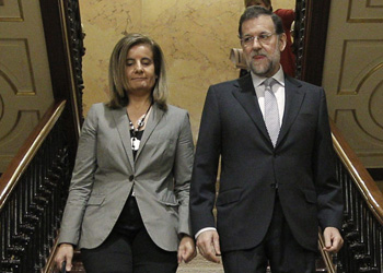 El presidente del Gobierno, Mariano Rajoy, junto a la ministra de Empleo, Ftima Bez.