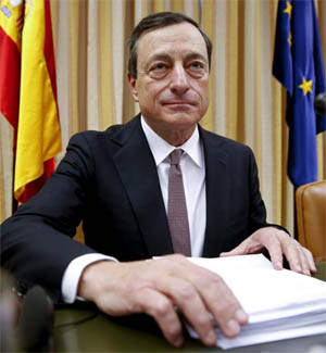 El presidente del Banco Central Europeo (BCE), Mario Draghi , durante la rueda de prensa que ha ofrecido junto al presidente del Congreso, Jess Posada, tras su comparecencia a puerta cerrada en el Congreso.