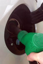 Junto a la boca del depsito de gasolina est la del gas (tapn azul).