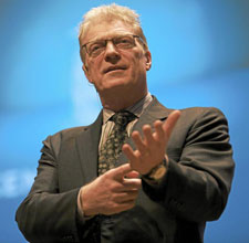 VISIBLE E INTRASCENDENTE VS. NOTORIO Y RELEVANTESir Ken Robinson es un educador, escritor y conferenciante britnico, considerado un experto en asuntos relacionados con la creatividad. Su notoriedad en las redes va de la mano de su relevancia real.