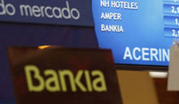 Un polica local apuala a un antiguo trabajador de Bankia al que compr participaciones preferentes