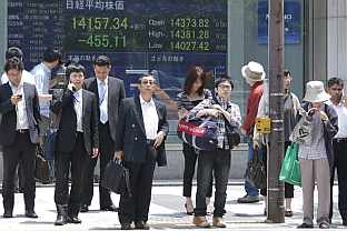 La fortaleza del yen y el temor a nuevas cadas hunden un 3,2% al Nikkei