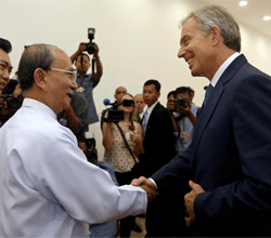 Thein Sein estrecha la mano de Tony Blair