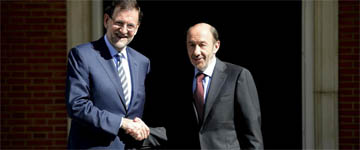 Rajoy y Rubalcaba se limitan a ratificar el acuerdo sobre la UE y a dilogar sobre reforma de las AAPP