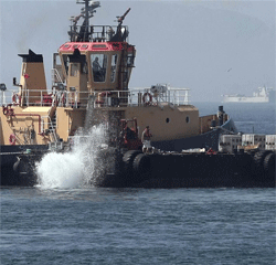 Un remolcador de Gibraltar lanzando al mar bloques de hormign con pinchos