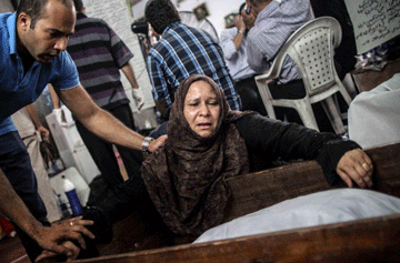 Una muer llora a un familiar fallecido en la masacre del mircoles. Efe. MOSAAB EL SHAMY