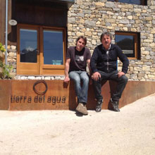 Tierra de agua. Es el hotel boutique que Jos Antonio Menndez (a la izquierda) y Fernando Cubillo han puesto en marcha en 2013 en el interior de Asturias. Un proyecto en el que llevan trabajando desde 2011 y al que han destinado ms de dos millones de euros.