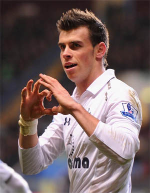 Gareth Bale mete gol con su marca