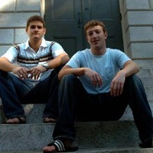 Mark Zuckerberg (dcha.) junto a su compaero de habitacin Dustin Moskovitz a la puerta de la residencia Kirkland House, en Harvard, donde naci la red social Facebook.