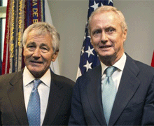 El ministro de Defensa, Pedro Morens (d), y el secretario de Defensa de EEUU, Chuck Hagel