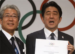 El primer ministro japons, Shinzo Abe (d) y el presidente de Tokio 2020, Tsunekazu Takeda, en Buenos Aires.