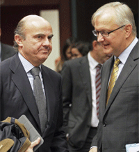 Luis de Guindos saluda al Comisario de Economa de la UE Olli Rehn