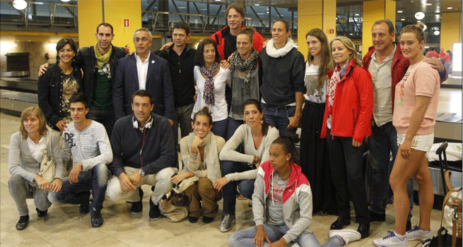 EL presidente del COE, Alejandro Blanco (tercero por la izquierda), a su llegada al aeropuerto de Madrid-Barajas, posa con algunos miembros de la delegacin espaola de M2020.