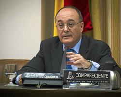 El gobernador del Banco de Espaa, Luis Mara Linde, en la comisin de Economa del Congreso de los Diputados.