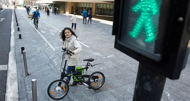 Una mujer conduce una bicicleta elctrica en San Sebastian.