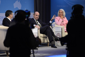 La directora del Fondo Monetario Internacional (FMI), Christine Lagarde (d), escucha al ministro espaol de Economa y Competitividad, Luis de Guindos (c).