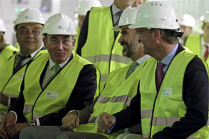 El presidente de Iberdrola conversa con el Principe Felipe y Carlos Fabra
