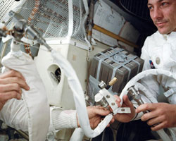 LA CUADRATURA DEL CRCULO Jack Swigert, piloto del Apolo 13 en el que viajaba con el comandante Jim Lovell y Fred Haise, aparece en la imagen junto a los filtros de aire que fallaron durante el viaje que la NASA calific como fracaso triunfal. El incidente uno de tantos en ese viaje se produjo cuando las luces de advertencia del nivel de contaminacin por CO2 llegaron a niveles mortales para la vida de los astronautas. Los ingenieros en Houston tuvieron que fabricar un filtro de forma cuadrada que encajara en un tubo redondo utilizando slo los materiales que los astronautas tenan a mano para que stos lo montaran.