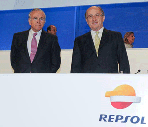 El presidente de Caixabank, Isidro Fain, y el presidente de Repsol, Antonio Brufau.