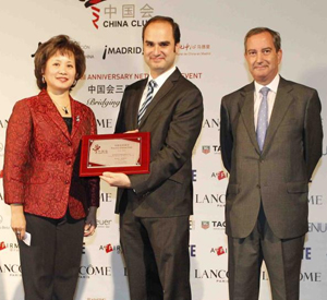 Margaret Chen, presidenta del China Club Spain; Gonzalo Toca, redactor de Expansin, y el embajador Alonso Dezcallar, Secretario de la Fundacin Consejo Espaa China.