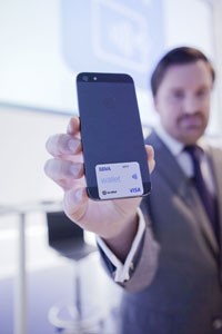 Una tarjeta Wallet pegata a un smartphone
