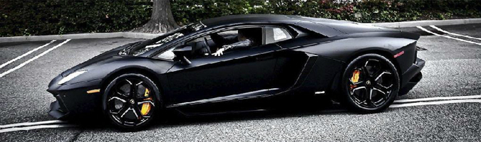 Cristiano Ronaldo tiene en su garaje un Lamborghini Aventador negro, como el de la imagen.