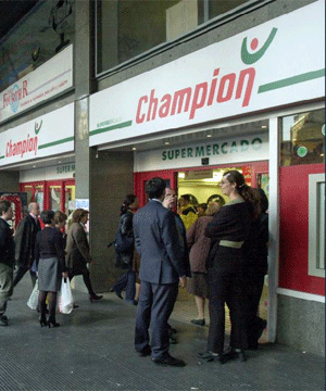 Entrada a unos supermercados Champion en Bilbao.