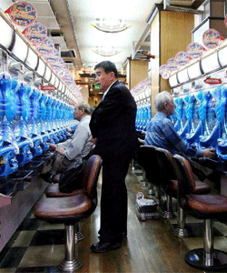 Un hombre japons observa varias mquinas de 'pachinko' en Tokio/ EFE.