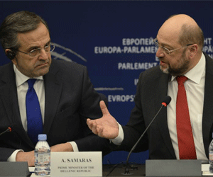 El primer ministro de Grecia, Antonis Samars (izq), y el presidente del Parlamento Europeo, Martin Schulz,