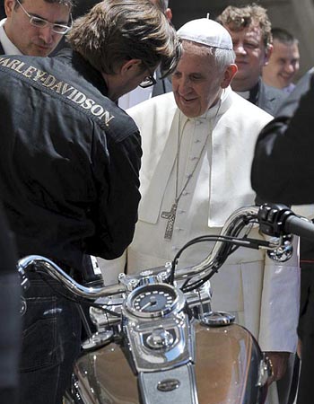 El Papa Francisco recibe una Harley Davidson