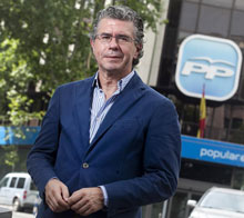 Francisco Granados, frente a la sede del PP | Foto scar Monzn/El Mundo