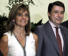 Lourdes Cavero, con su esposo, Ignacio Gonzlez, en una fotografa de archivo.