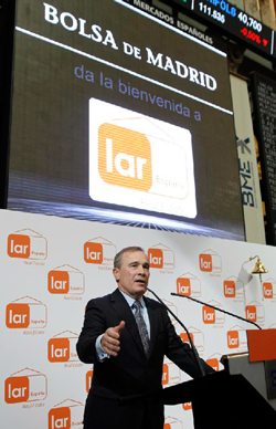 El presidente de Lar Espaa Real Estat, Jos Luis del Valle, pronuncia unas palabras antes de hacer la apertura de honor del valor en el mercado con el tradicional toque de campana, este medioda en la Bolsa de Madrid.