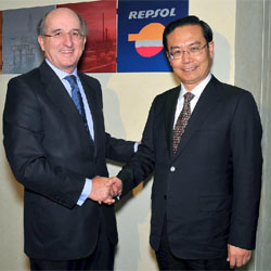 Antonio Brufau (Repsol) junto al ex presidente de Sinopec, Su Shulin.