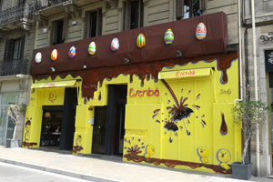 La pastelera Escrib de la Gran Va de Barcelona ha tematizado este ao toda la fachada para celebrar la Pascua