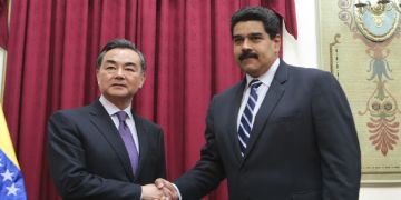 Nicols Maduro saludando al ministro de Relaciones Exteriores de China Wang Yi, ayer, durante la visita oficial que realiza en Caracas (Venezuela).