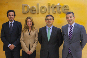 De izqda. a dcha., Fernando Bazn, Ana Zarazaga, Luis Fernando Guerra (socio director de Deloitte Abogados) y Enrique Seoane.