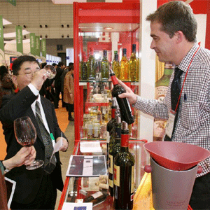 Clientes japoneses catan un vino espaol en uno de los pabellones de la Feria de la Alimentacin "Foodex", de Tokio.