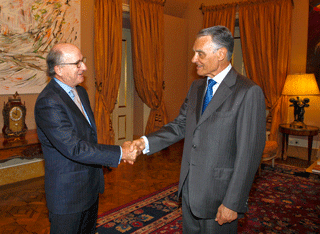 El presidente de Repsol, Antonio Brufau, y el presidente de Portugal, Anbal Cavaco Silva, hoy en Lisboa.