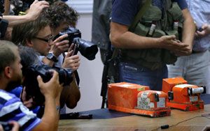 Periodistas toman imgenes de las dos cajas negras del vuelo MH17 de Malaysian Airlines
