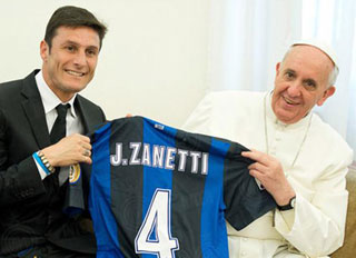 El Papa Francisco posa con Zanetti y su camiseta