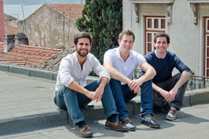 De izquierda a derecha, Miguel Santo Amaro, Mariano Kostelec y Ben Grench son los fundadores de Uniplaces